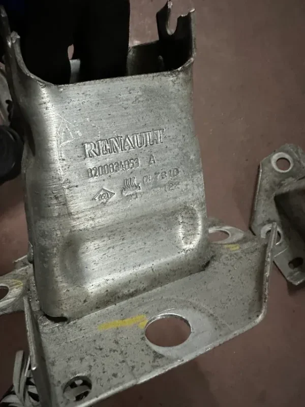 Soporte punta chasis Clío sport rs III 3 mk3 - Imagen 3