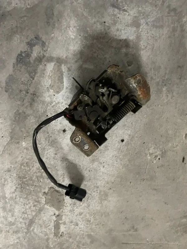 Mitsubishi lancer evo x Cerradura capo