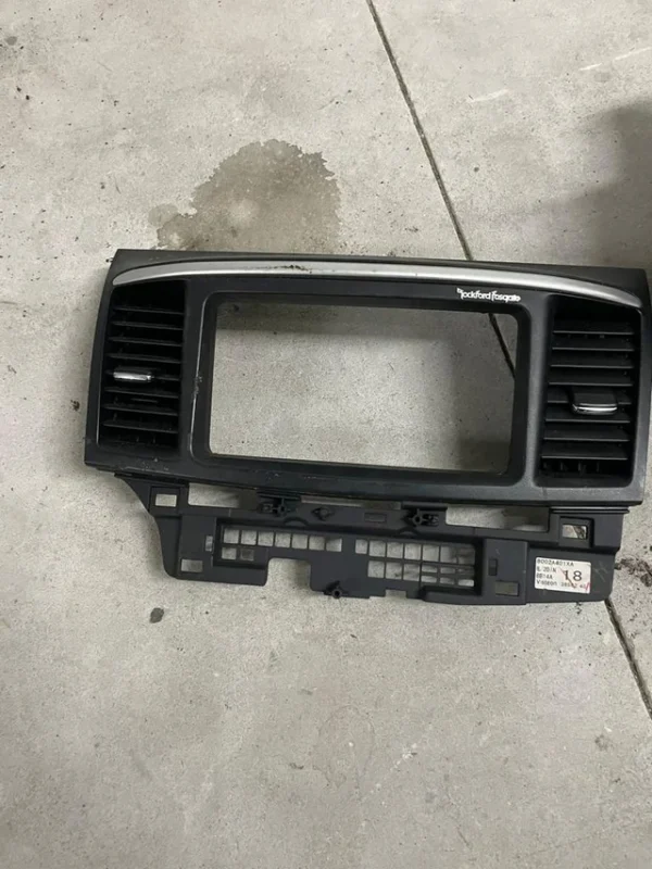 Mitsubishi lancer evo x plastico radio