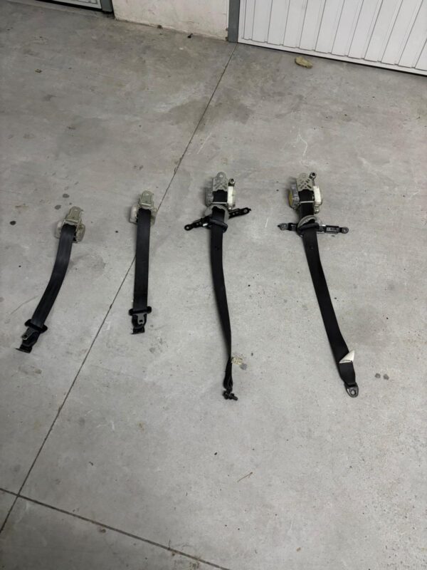 Mitsubishi lancer evo X 10 cinturones