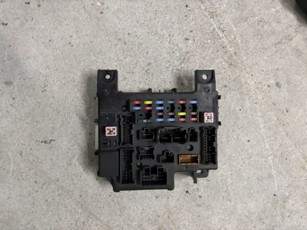 Caja fusibles Mitsubishi lancer evo X 10