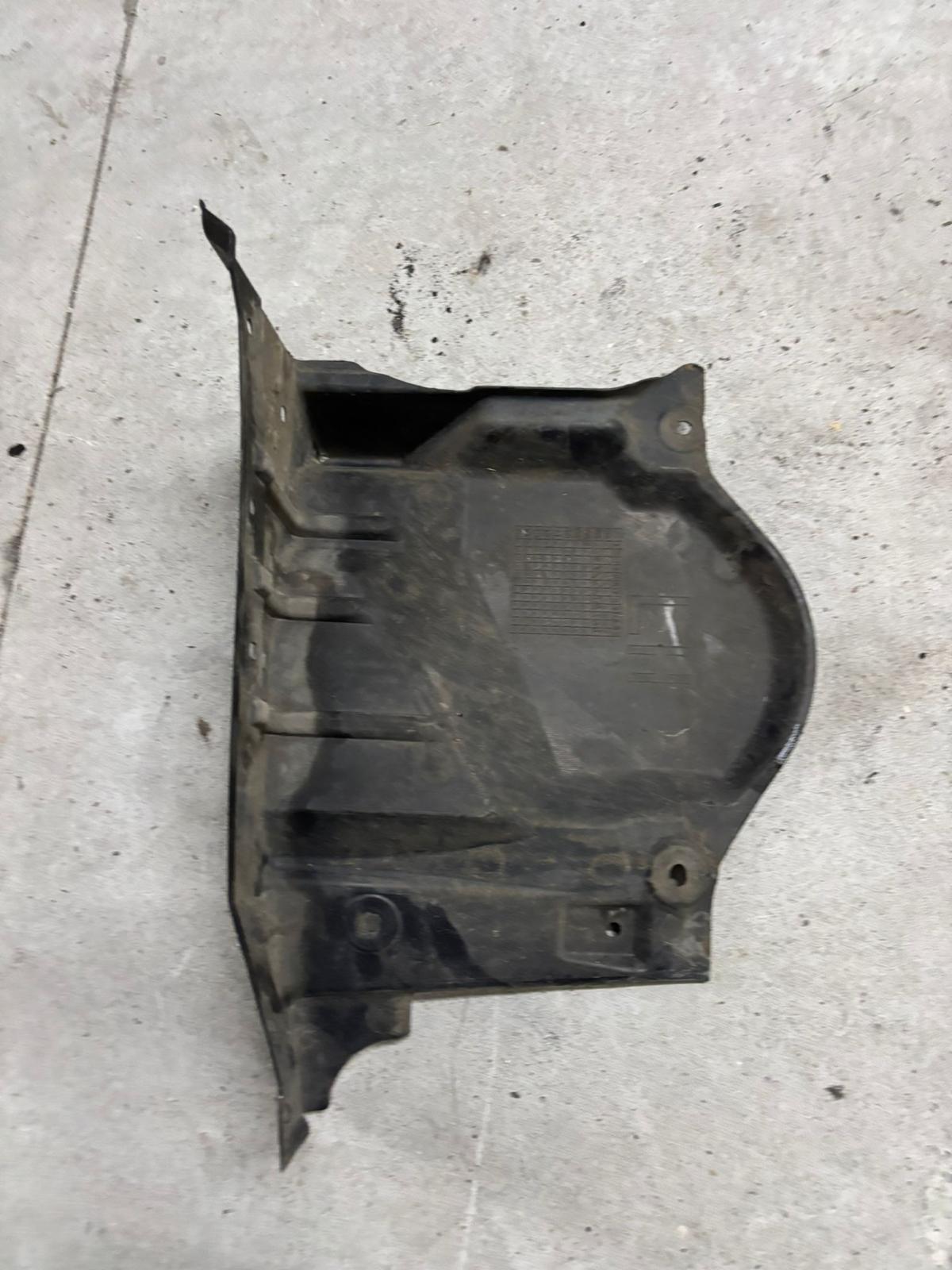 Mitsubishi lancer evo X 10 plastico cubre motor