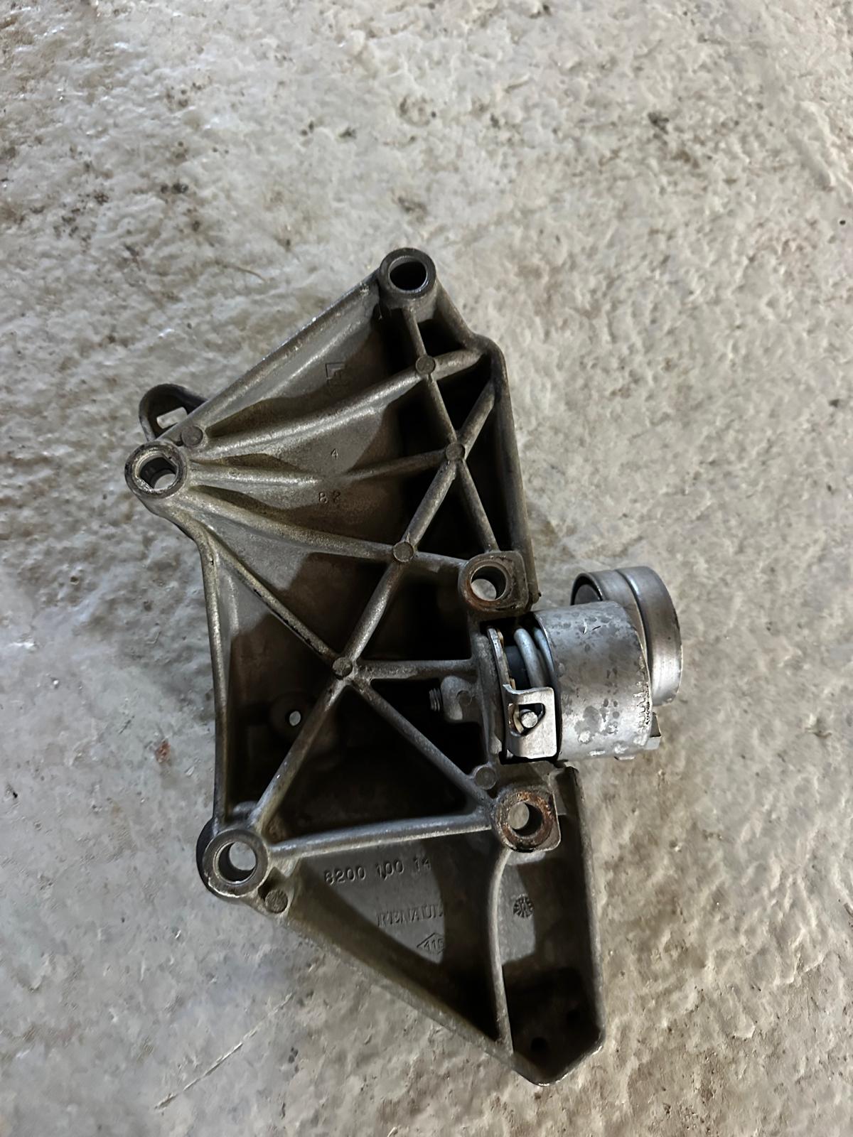 Megane 3 rs 250 265 275 soporte alternador - Imagen 3