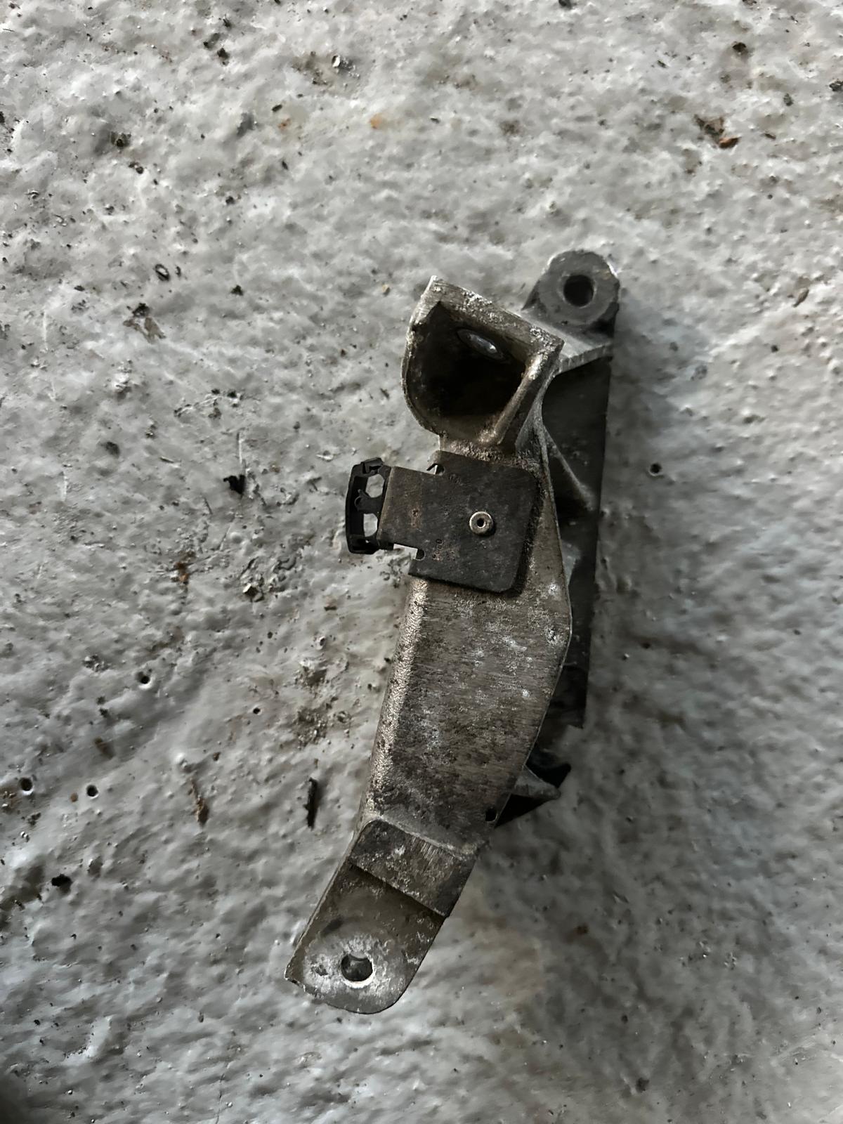 Renault Clio sport 172 182 soporte alternador - Imagen 2